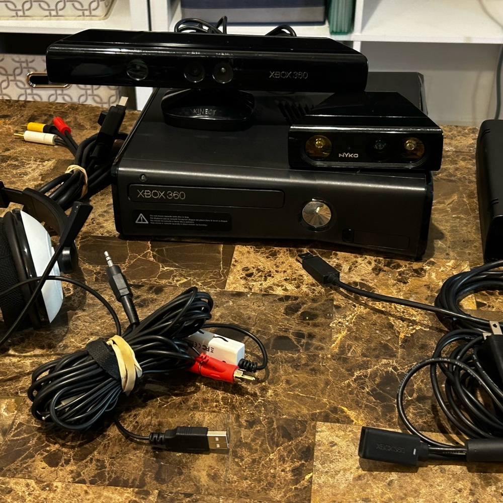 250 GB Xbox 360 Slim + Kinect + Nyko Zoom + Turtlebeach Headset